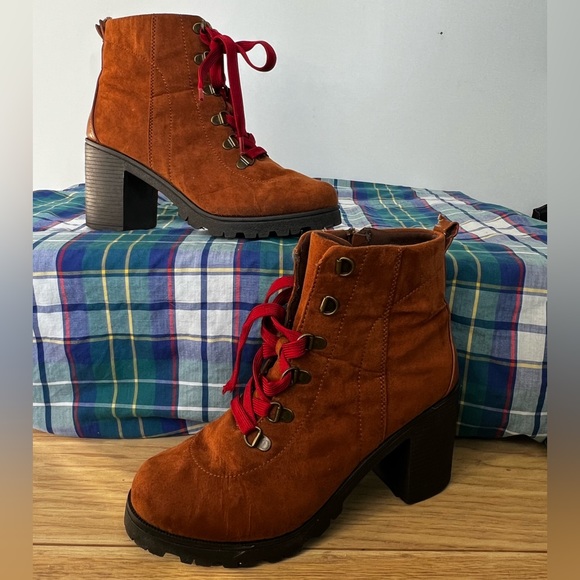 Women’s Boots - Picture 1 of 6